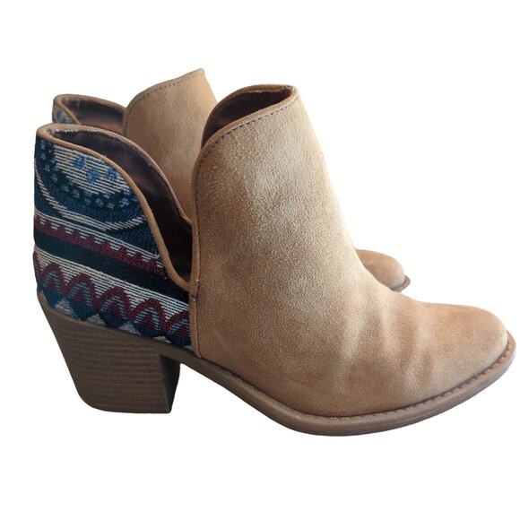 Qupid Tan Suede Booties Southwestern Blanket Heel detail 2.5" Women's Size 8 - Picture 1 of 9